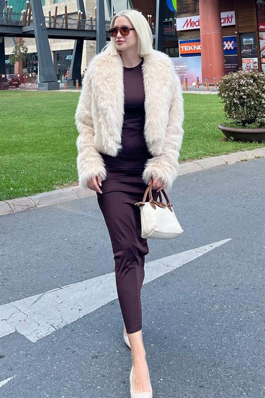 Bej Kruvaze Yaka Yumuşak Doku Astarlı Kadın Kürk MG2175