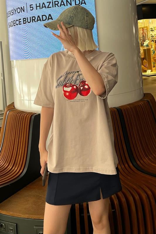Bej Oversize Kiraz Baskılı Bisiklet Yaka Kısa Kollu Kadın Tişört MG2131