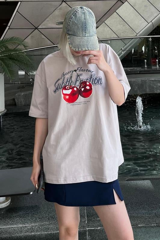Bej Oversize Kiraz Baskılı Bisiklet Yaka Kısa Kollu Kadın Tişört MG2131