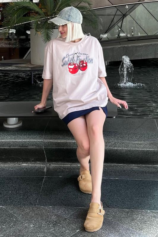 Bej Oversize Kiraz Baskılı Bisiklet Yaka Kısa Kollu Kadın Tişört MG2131