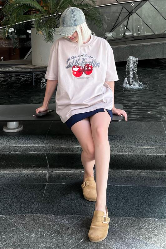 Bej Oversize Kiraz Baskılı Bisiklet Yaka Kısa Kollu Kadın Tişört MG2131