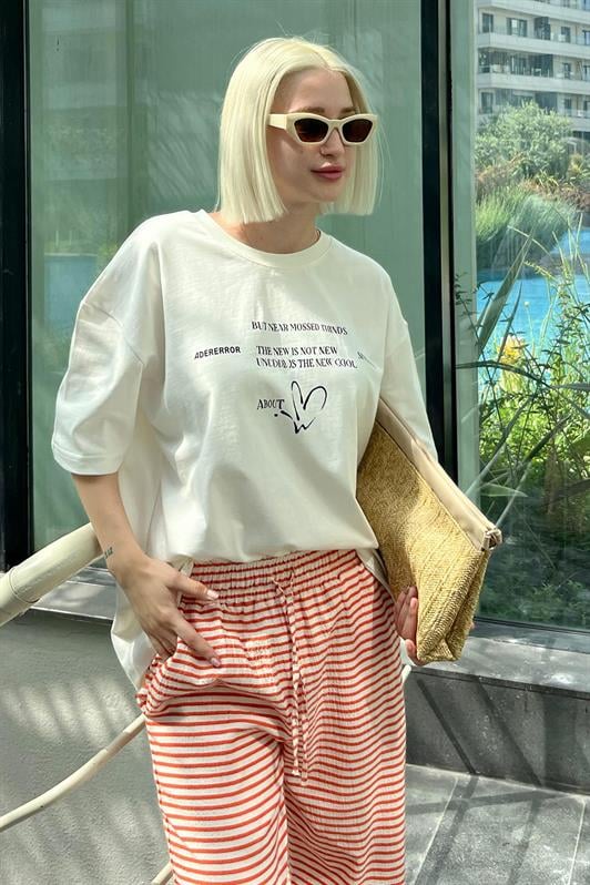Ekru Oversize Kalp Baskılı Bisiklet Yaka Kısa Kollu Kadın Tişört MG2129