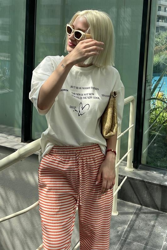 Ekru Oversize Kalp Baskılı Bisiklet Yaka Kısa Kollu Kadın Tişört MG2129