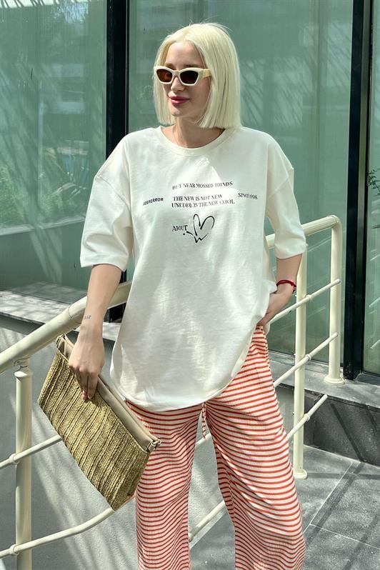 Ekru Oversize Kalp Baskılı Bisiklet Yaka Kısa Kollu Kadın Tişört MG2129