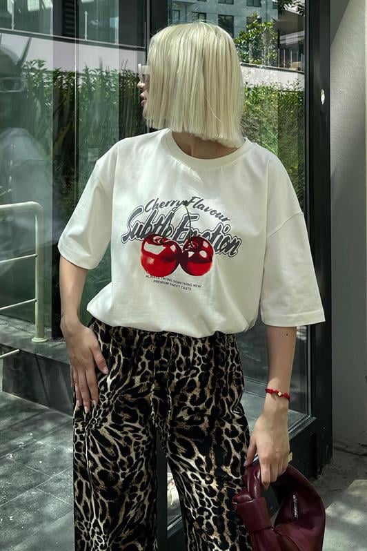 Ekru Oversize Kiraz Baskılı Bisiklet Yaka Kısa Kollu Kadın Tişört MG2131