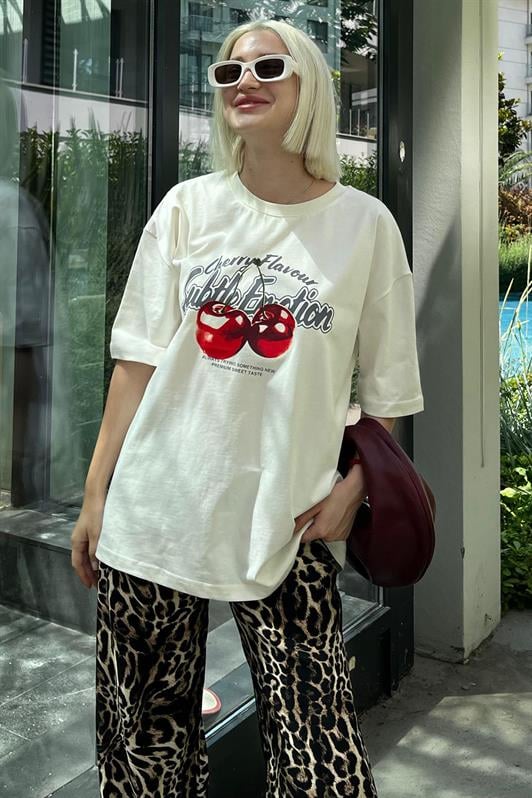 Ekru Oversize Kiraz Baskılı Bisiklet Yaka Kısa Kollu Kadın Tişört MG2131