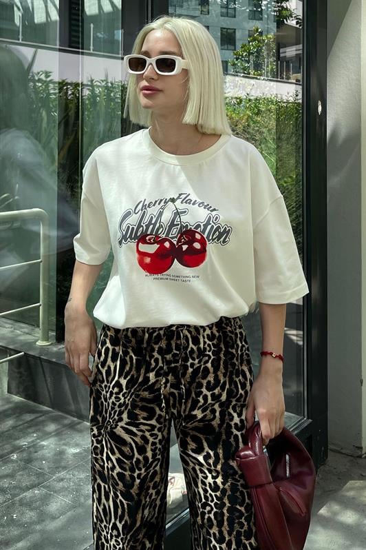 Ekru Oversize Kiraz Baskılı Bisiklet Yaka Kısa Kollu Kadın Tişört MG2131