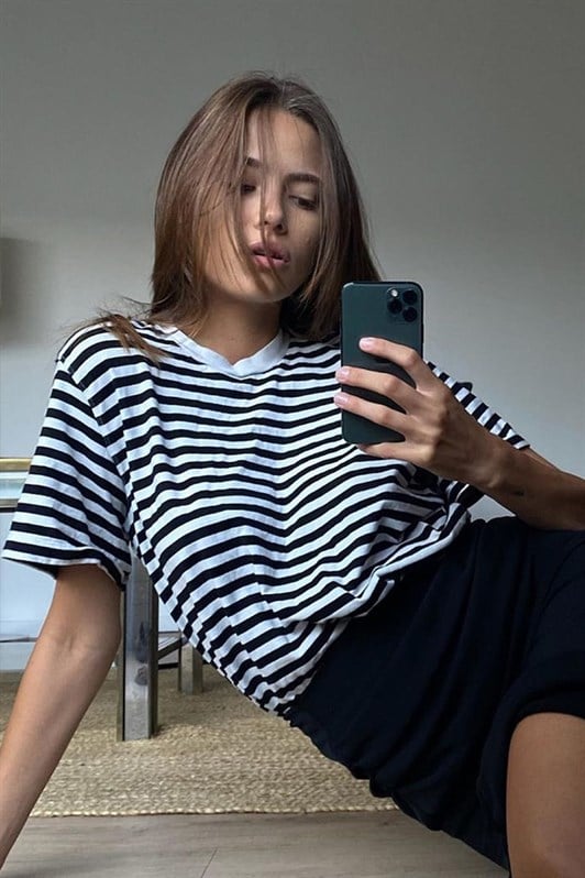 Siyah Çizgili Bisiklet Yaka Kadın Tişört MG1656