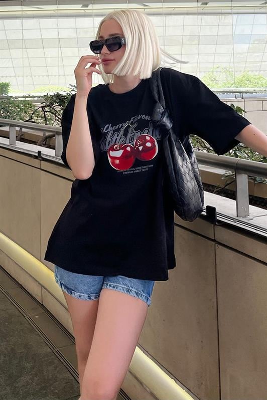 Siyah Oversize Kiraz Baskılı Bisiklet Yaka Kısa Kollu Kadın Tişört MG2131