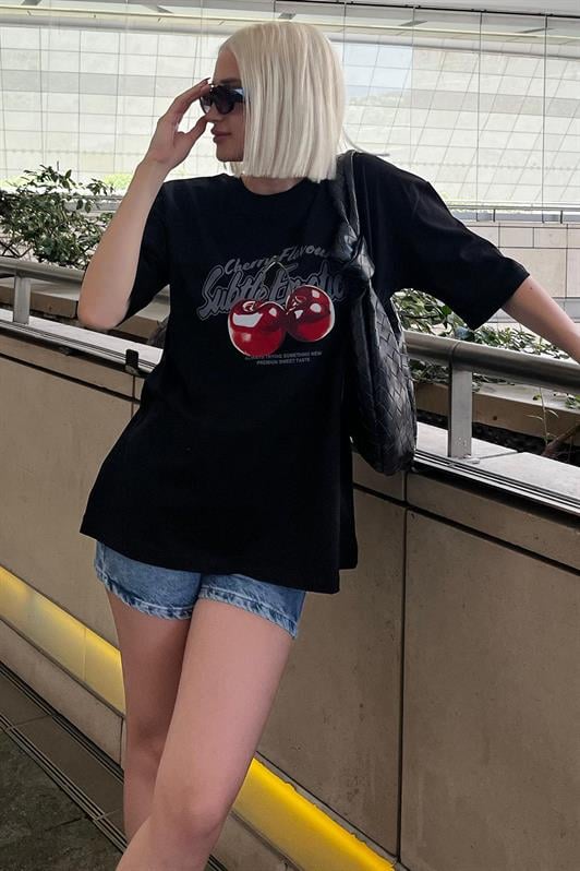 Siyah Oversize Kiraz Baskılı Bisiklet Yaka Kısa Kollu Kadın Tişört MG2131