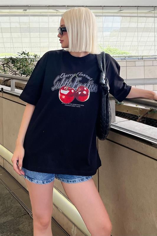 Siyah Oversize Kiraz Baskılı Bisiklet Yaka Kısa Kollu Kadın Tişört MG2131