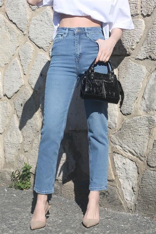 Açık Mavi Slim Fit Kadın Mom Jean MG1738