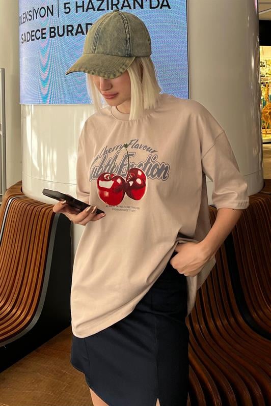 Bej Oversize Kiraz Baskılı Bisiklet Yaka Kısa Kollu Kadın Tişört MG2131