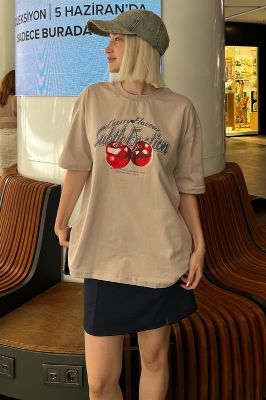 Bej Oversize Kiraz Baskılı Bisiklet Yaka Kısa Kollu Kadın Tişört MG2131