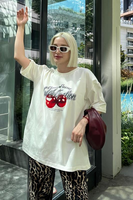 Ekru Oversize Kiraz Baskılı Bisiklet Yaka Kısa Kollu Kadın Tişört MG2131