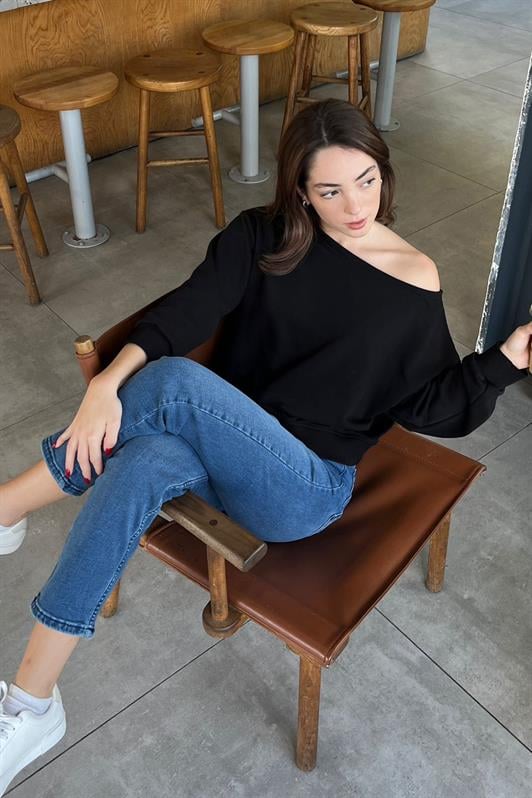 Siyah Kayık Yaka Kadın Sweatshirt MG2208