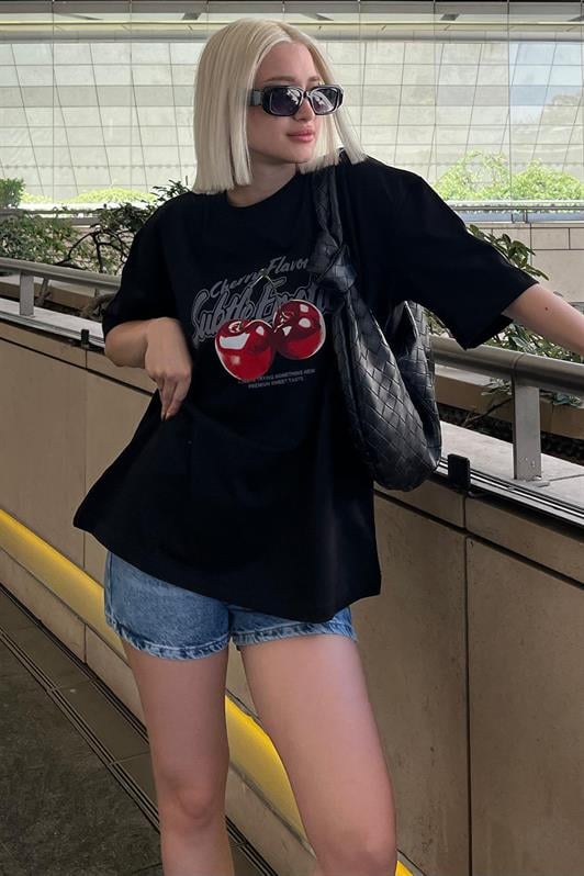 Siyah Oversize Kiraz Baskılı Bisiklet Yaka Kısa Kollu Kadın Tişört MG2131